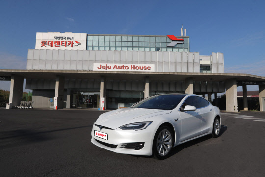 롯데렌터카가 도입한 테슬라 모델S 90D.<롯데렌터카 제공>